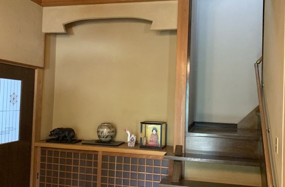 玄関突き当り　飾り棚&階段