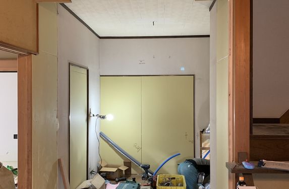 玄関突き当り　リフォーム中…