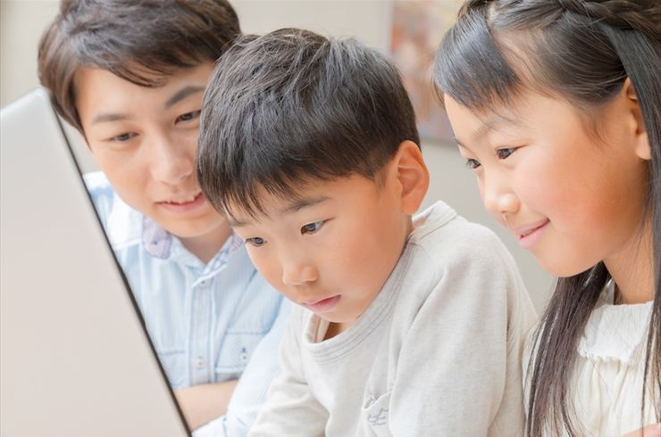 調べごとしている人